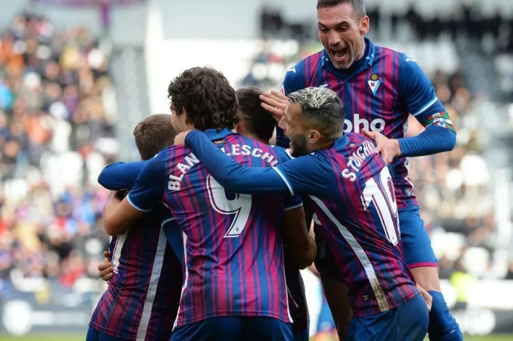 西中场的中 西中场的中